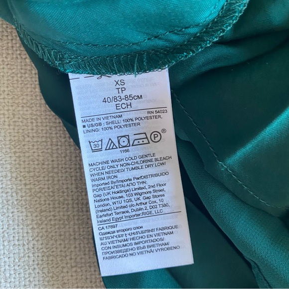 🍂fall drop🍂 NWT Emerald Green Banana Republic Satin Skirt - Picture 7 of 7